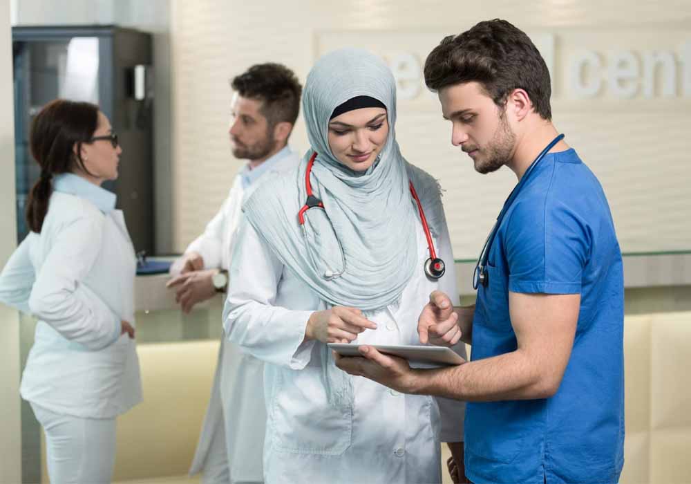 راتب الطبيب في الإمارات بالدولار
